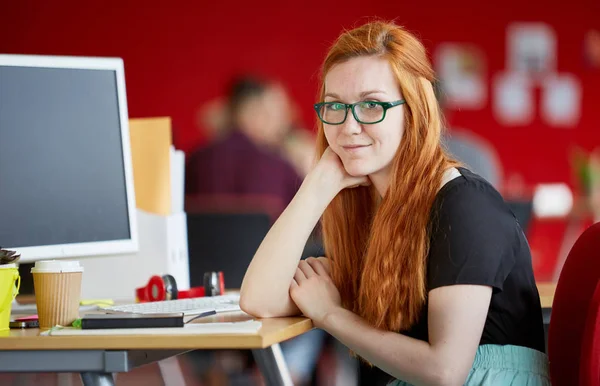 Diseñadora femenina segura que trabaja en el espacio de oficina creativo rojo —  Fotos de Stock