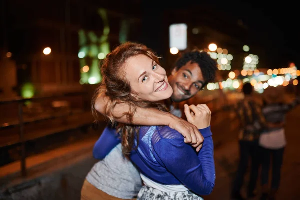 Grupo multiétnico milenario de amigos tomando una foto selfie con teléfono móvil en la terraza de la azotea usando flash por la noche — Foto de Stock