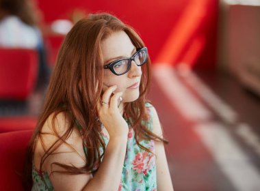 Smartphone'da bilen bir kadın