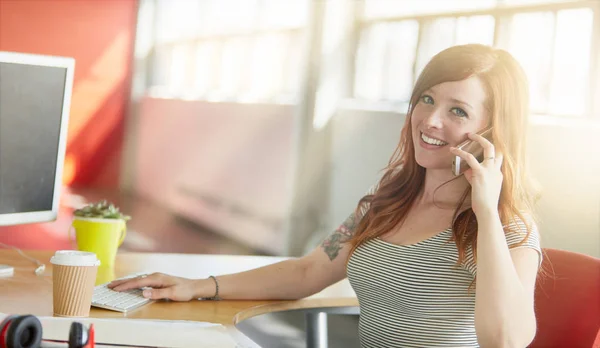 Rossa donna che parla su smartphone — Foto Stock