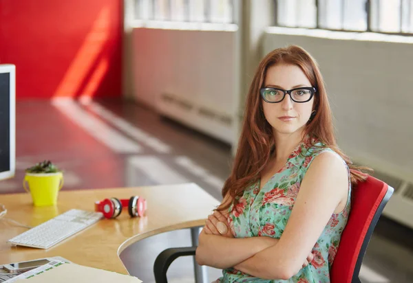 Femme adulte assise à table sur une chaise — Photo