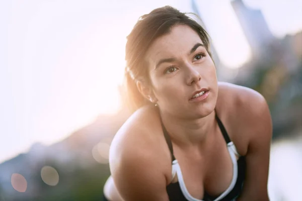 屋外で立って体操の女性アスリート — ストック写真
