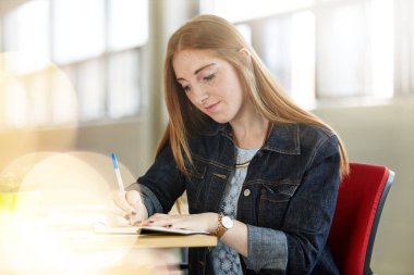 Yaratıcı iş adamları onların sonraki proje beyin fırtınası bir açık kavram ofiste unposed grubu.