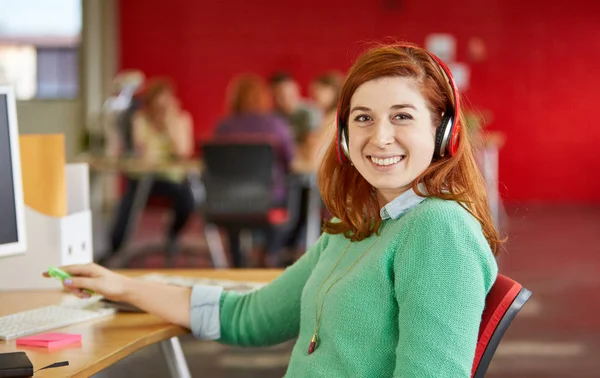 Kendine güvenen erkek Tasarımcısı kırmızı yaratıcı ofis alanı içinde müzik dinlemek — Stok fotoğraf