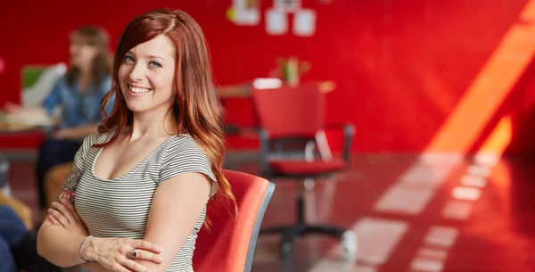 빨간색 창조적인 사무실 공간에서 일 하는 자신감 여성 디자이너 — 스톡 사진