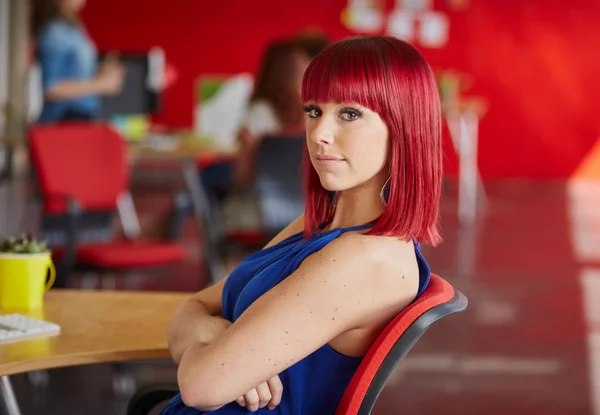 Diseñadora femenina segura que trabaja en el espacio de oficina creativo rojo —  Fotos de Stock