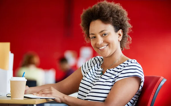 Vertrouwen vrouwelijke ontwerper werken bij haar Bureau in rode creatieve kantoorruimte — Stockfoto