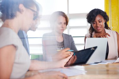 takım başarılı iş adamları güneşli ofisler toplantısı