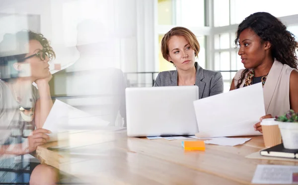 Team erfolgreicher Geschäftsleute bei einem Meeting im sonnigen Büro der Geschäftsleitung — Stockfoto