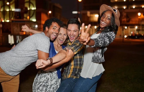 Çok etnik gruptan oluşan millenial grup arkadaşıyla gece zaman flash kullanma çatı terrasse üzerinde cep telefonu ile selfie fotoğraf çekme — Stok fotoğraf