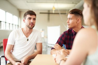 Yaratıcı iş girişimciler birlikte dijital tablet üzerinde beyin fırtınası bir açık kavram ofiste unposed grubu.