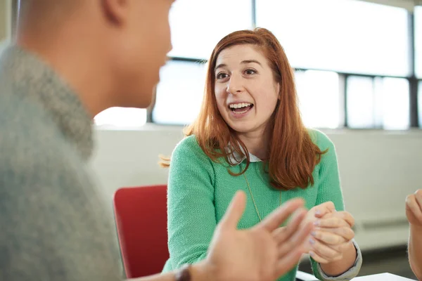 Ungestellte Gruppe kreativer Unternehmer in einem Großraumbüro Brainstorming auf einem digitalen Tablet. — Stockfoto