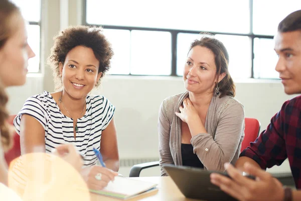 Gruppo di imprenditori creativi senza posa in un ufficio open concept brainstorming insieme su un tablet digitale . — Foto Stock