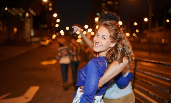 Πολυεθνικό millenial ομάδα φίλων παίρνει μια selfie φωτογραφία με το κινητό τηλέφωνο στον τελευταίο όροφο terrasse χρήση φλας τη νύχτα του χρόνου — Φωτογραφία Αρχείου