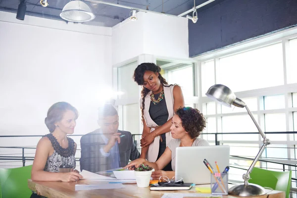 Team erfolgreicher Geschäftsleute bei einem Meeting im sonnigen Büro der Geschäftsleitung — Stockfoto