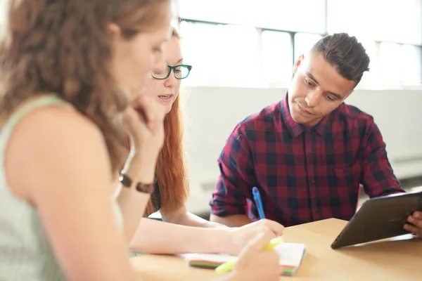 Grupo de emprendedores creativos en una oficina de concepto abierto reunidos en una tableta digital . —  Fotos de Stock