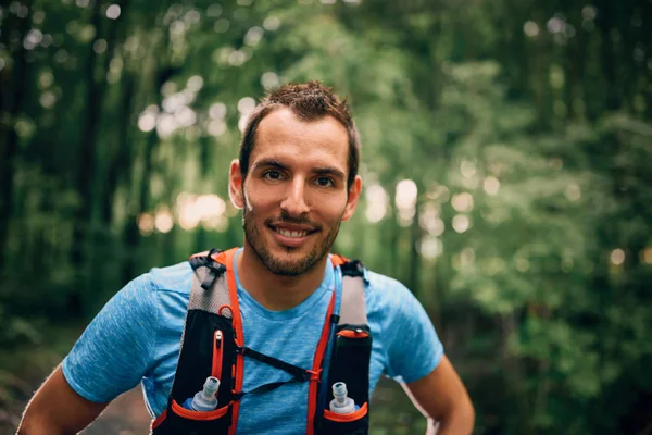 Sprawny mężczyzna jogger podczas dzień jogging dla Krzyż kraju lasu szlak wyścigu w parku przyrody spoczywa. — Zdjęcie stockowe