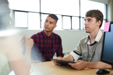 Yaratıcı iş girişimciler birlikte dijital tablet üzerinde beyin fırtınası bir açık kavram ofiste unposed grubu.