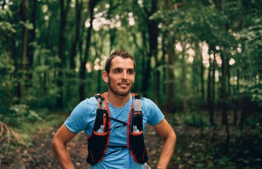 Uygun erkek koşucu sırasında koşu gün için çapraz ülke orman iz yarış bir doğa parkı aittir.