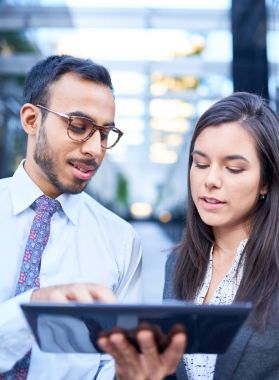 Karışık yarış çift co-işçi sosyal medya stratejisi bir tablet ile gözden geçirme