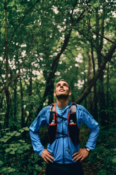 Prowadzenie mężczyzna odpoczynek w trakcie dnia szkolenia dla Krzyż kraju lasu szlak wyścigu w parku przyrody. — Zdjęcie stockowe
