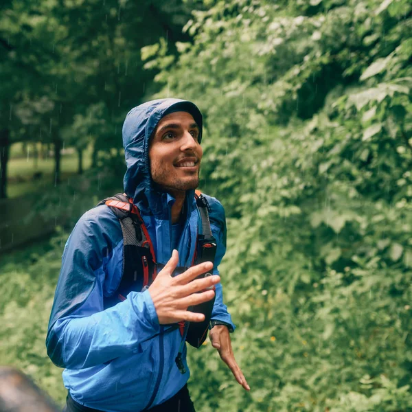 Sprawny mężczyzna jogger dzień szkolenia w deszczu na krzyż kraju lasu szlak wyścigu w parku przyrody. — Zdjęcie stockowe