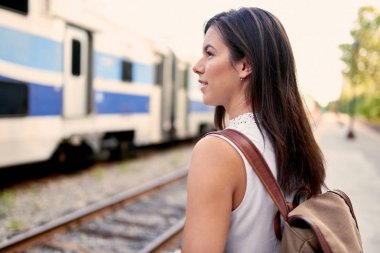 Üstünde belgili tanımlık gitmek emin bin yıllık öğrenci tren platformu akıllı telefonunu kontrol