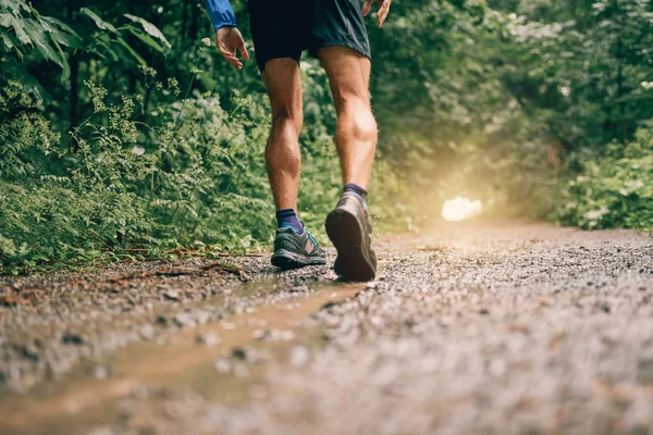 Izmos borjú alkalmas férfi kocogó cross country erdő trail versenyt az eső egy tanösvény képzése. — Stock Fotó