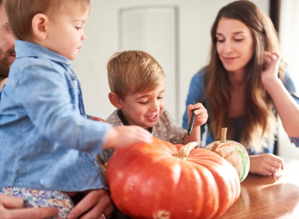 Aile kabaklar birlikte Cadılar Bayramı için dekorasyon