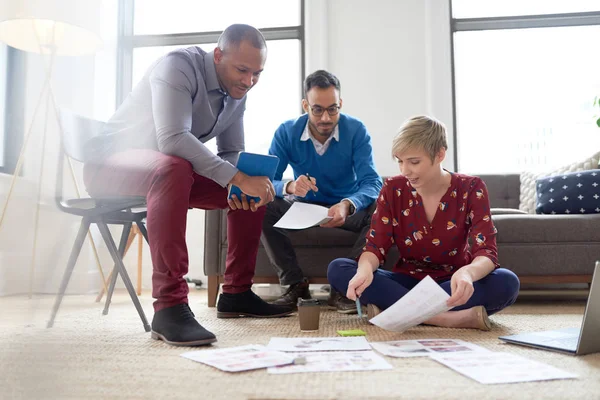 Equipe multi-étnica de millenials criativos colaborando em um projeto de brainstorm — Fotografia de Stock