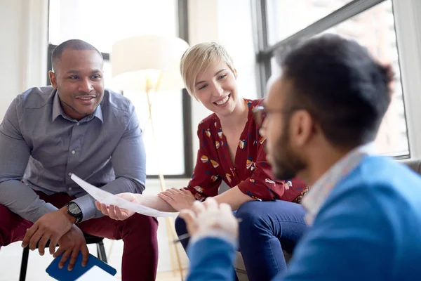 Equipe multi-étnica de millenials criativos colaborando em um projeto de brainstorm — Fotografia de Stock