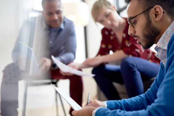 Equipo multiétnico de millenials creativos que colaboran en un proyecto de tormenta de ideas — Foto de Stock