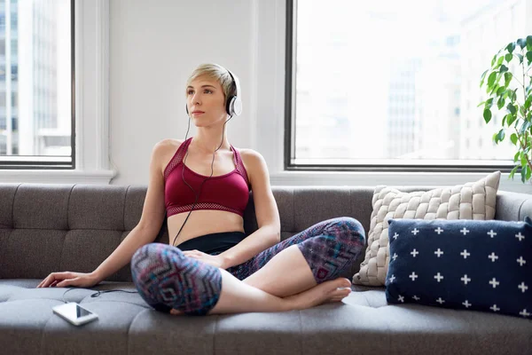 Mulher na moda ouvindo um aplicativo meditaion como parte de sua rotina da manhã mindfulness — Fotografia de Stock