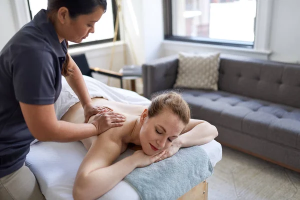 Chińska kobieta masaż terapeuta dając leczenie przyciągnąć — Zdjęcie stockowe