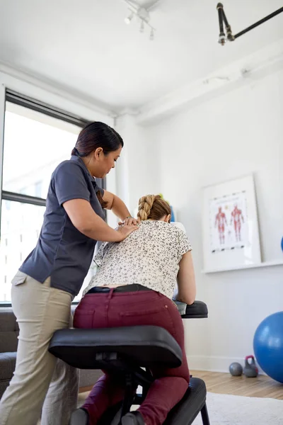Chino mujer masaje terapeuta dando un cuello y espalda presión — Foto de Stock