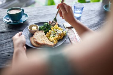 Diyet yapan biri sağlıklı omlet ve tost yiyor.,