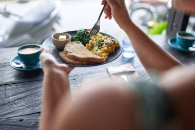 Diyet yapan biri sağlıklı omlet ve tost yiyor.,