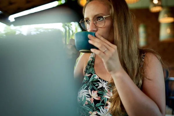 Giovane donna millenaria sorseggiando caffè del commercio equo e solidale in bohem rustico — Foto Stock