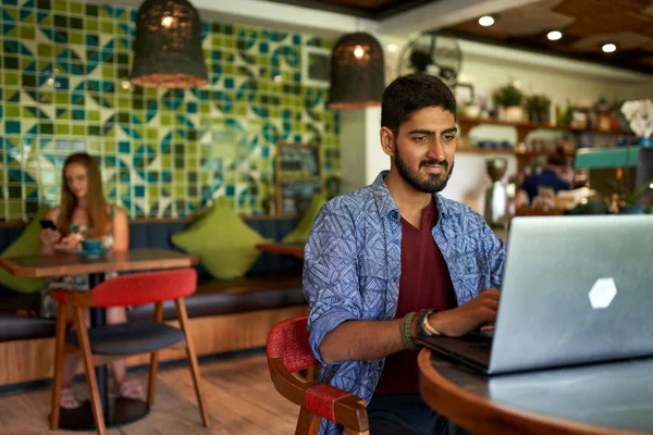 Frumos millennial indian om care lucrează în spațiu de coworking la modă — Fotografie, imagine de stoc