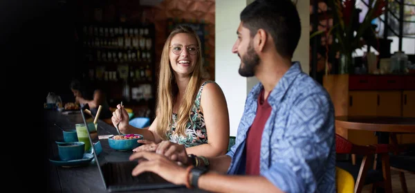 Casal sorrindo juntos sentado à mesa e discutindo um pequeno b — Fotografia de Stock