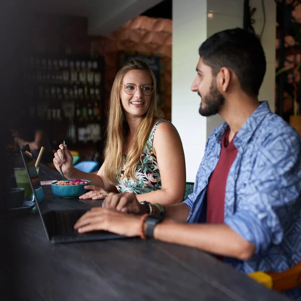 Pareja sonriendo juntos sentados en la mesa y discutiendo un pequeño b — Foto de Stock