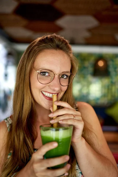 Schöne junge Millennial Frau trinkt grünes Superfood glatt — Stockfoto