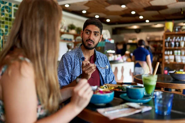 Casal de viajantes comendo saudável, café da manhã à base de plantas em ho — Fotografia de Stock