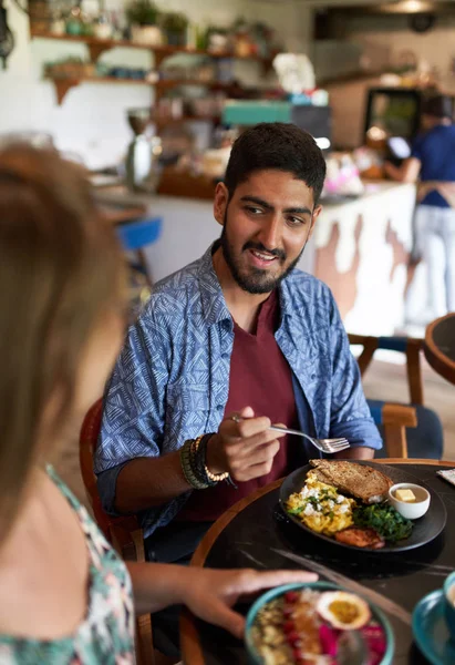 Casal de viajantes comendo saudável, café da manhã à base de plantas em ho — Fotografia de Stock