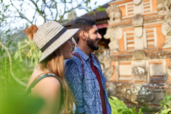 Dos jóvenes visitando las ruinas del templo en el sudeste asiático durante — Foto de Stock