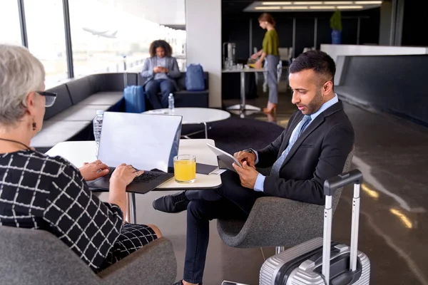 Divers homme d'affaires et femme d'affaires travaillant sur tablette attente Images De Stock Libres De Droits