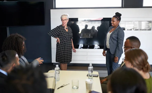 Debate impulsado por mujeres entre diversos grupos multiétnicos de c Imagen De Stock