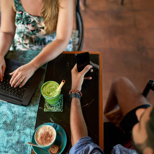 Due colleghi millenari che navigano insieme sul web su laptop e Fotografia Stock