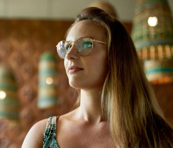 Hermosa mujer milenaria con gafas de metal de moda Fotos de stock