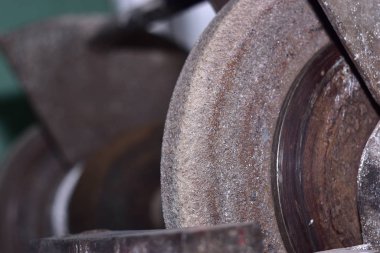 Demir bilemek için eski bir makine